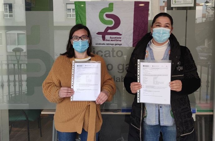 María Ferreiro e Isabel Vilalba, del Sindicato Labrego, registran cartas para pedir reuniones con los ministros de Agricultura e Igualdad