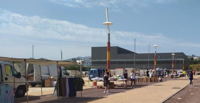 Montaje de puestos en el mercadillo.