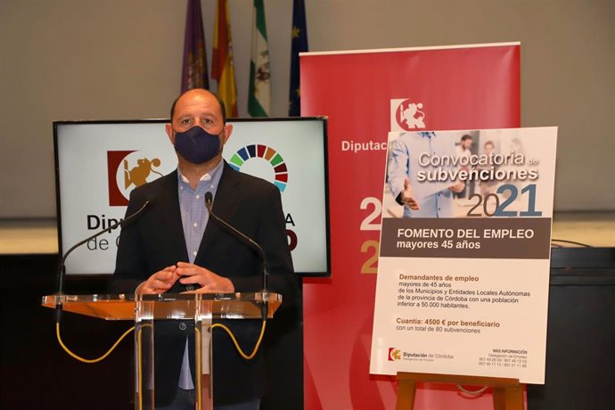 El delegado de Empleo de la Diputación de Córdoba, Miguel Ruz, presenta el programa 'Fomento empleo mayores 45 años'.