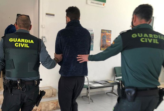 Momento de la detención del presunto autor de al menos 15 robos en establecimientos comerciales de Algaida y Llucmajor.