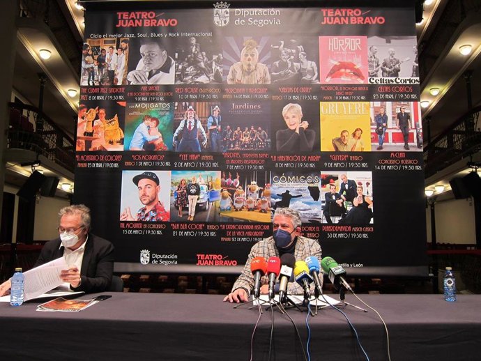 El diputado de Cultura (D) y el director del teatro (I).