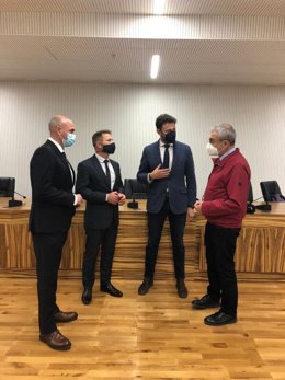 El gerente del Servicio Murciano de Salud, Francisco Ponce, y el secretario general de la Consejería de Salud, Andrés Torrente, han mantenido este martes un encuentro con el alcalde de Torre Pacheco, Antonio León