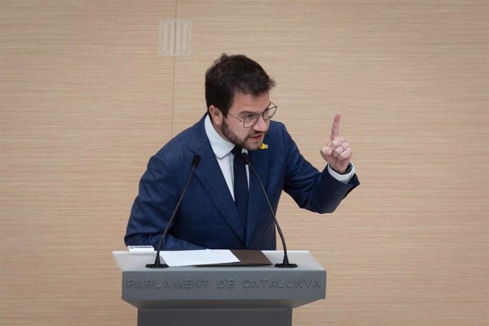 El candidato de ERC a la Presidencia de la Generalitat, Pere Aragons, en el turno de réplica durante la segunda vuelta de su investidura en el pleno del Parlament.
