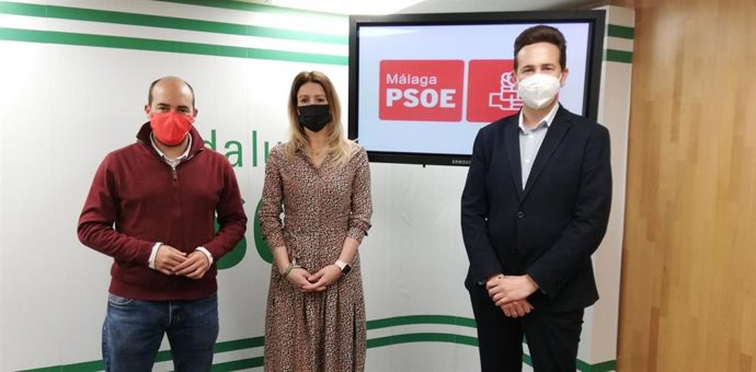 La vicesecretaria general del PSOE de Málaga, Antonia García; el portavoz socialista en el Ayuntamiento de Coín, Salvador Rojas, y el secretario de Organización del partido, Javier Jerez, en rueda de prensa