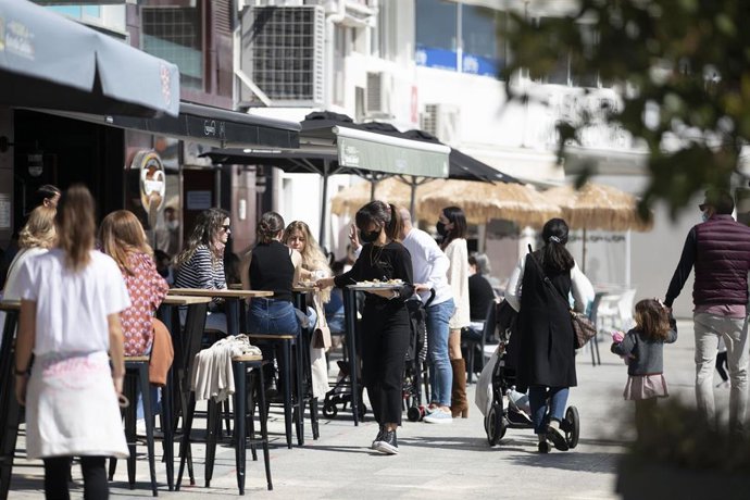 Varias personas en una terraza de Sanxenxo, en Pontevedra, Galicia (España) 