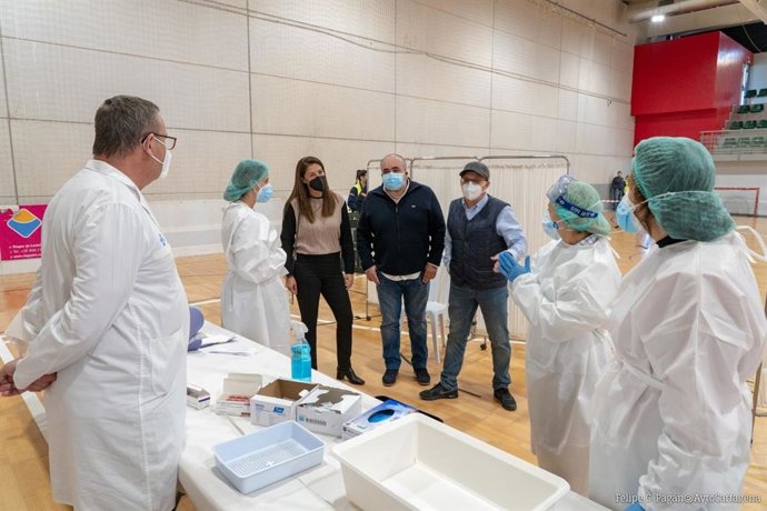 Los concejales Esperanza Nieto y Juan Pedro Torralba supervisan el desarrollo de las vacunaciones de 800 agentes de policía, bomberos y protección civil de la comarca