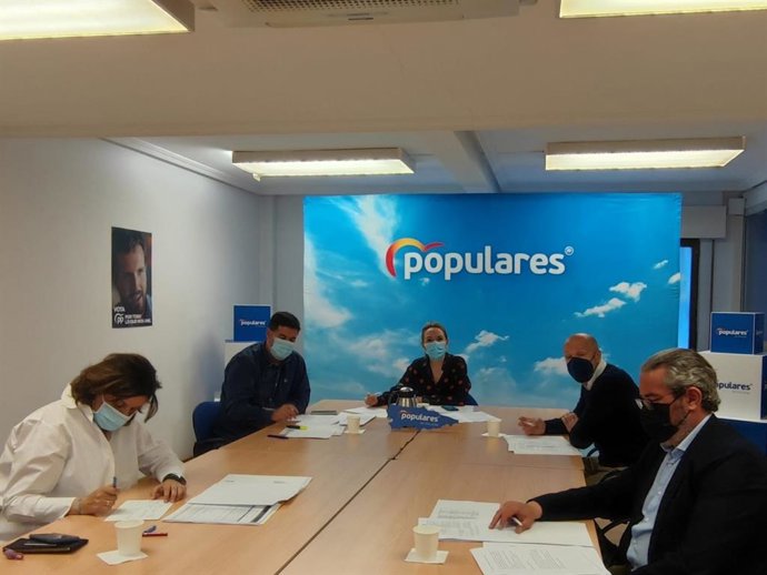 Reunión de la comisión de Deportes del PP de Asturias, presidida por Teresa Mallada.