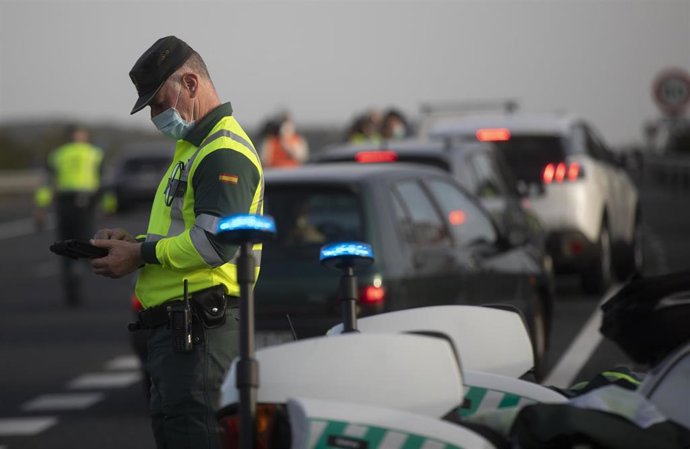 Agentes de la Guardia Civil durante un control de movilidad.