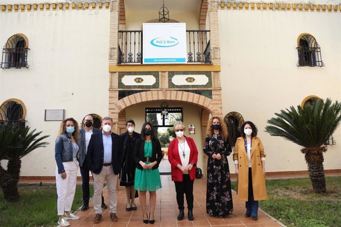 La delegada de Territorial de la Consejería de Igualdad, Políticas Sociales y Conciliación de la Junta de Andalucía, Ana González, ha visitado junto a miembros del Ayuntamiento de Alcalá de Guadaíra la entidad Paz y Bien.