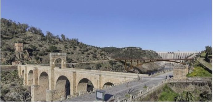 Recreación del nuevo Puente de Alcántara, junto al Puente Romano
