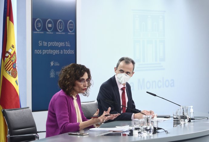 La ministra de Hacienda y portavoz del Gobierno, María Jesús Montero (i), y el ministro de Ciencia e Innovación, Pedro Duque (d), ofrecen una rueda de prensa tras el Consejo de Ministros, en La Moncloa, en Madrid (España), a 30 de marzo de 2021