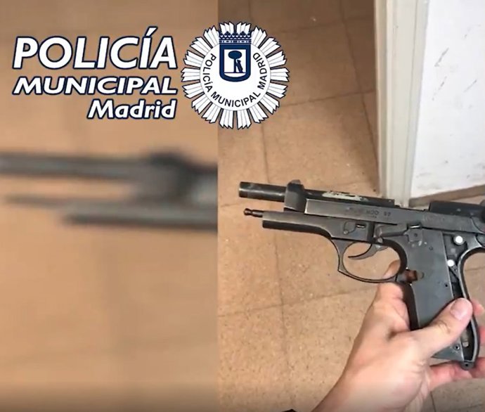 Archivo - Pistolar requisada a un hombre en Puente de Vallecas, con la que amenazó a su pareja