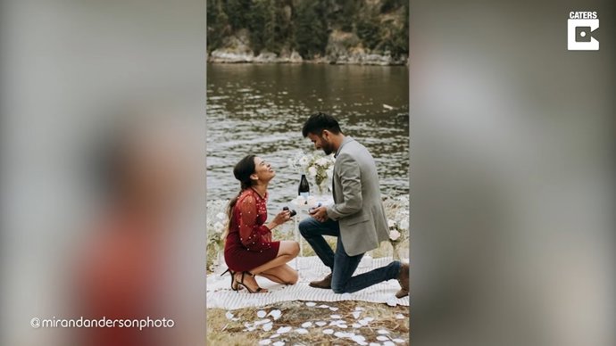 Esta pareja se sorprende mutuamente con una doble proposición de matrimonio durante una sesión de fotos