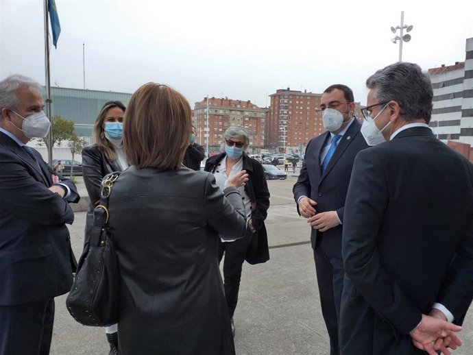 El presidente del Principado de Asturias, Adrián Barbón, junto a otras autoridades, momentos antes de la inauguración de la sala Gesell en el Palacio de Justicia de Gijón