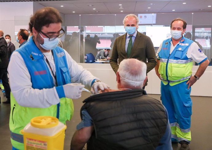 El consejero de Sanidad de la Comunidad de Madrid, Enrique Ruiz Escudero, visita el punto de vacunación instalado en el Estadio Wanda Metropolitano, donde comienza la vacunación a población de entre 60 y 65 años.