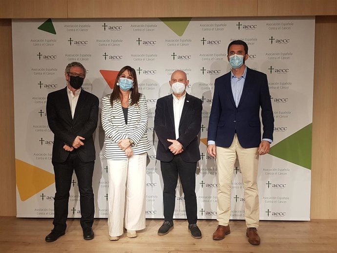 La consejera de Sanidad del Gobierno de Aragón, Sira Repollés, con representantes de la Asociación Española contra el Cáncer en Zaragoza.