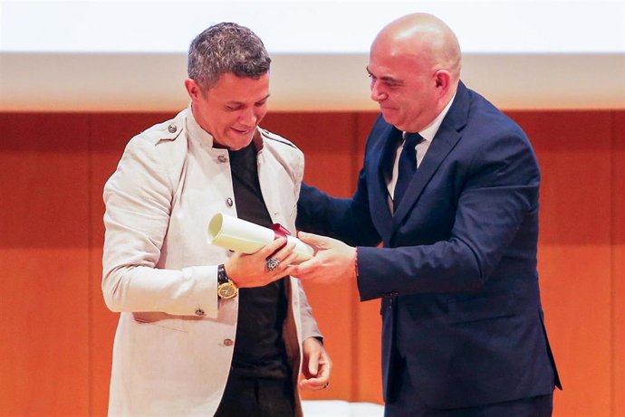 Archivo - El cantante Alejandro Sanz recibe el título de Hijo Adoptivo de la ciudad de Cádiz en 2019