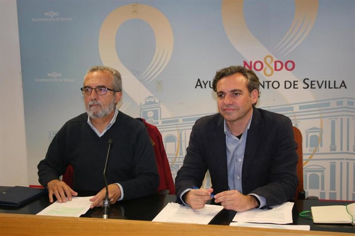 Archivo - El delegado del Área de Bienestar Social, Empleo y Planes Integrales de Transformación Social, Juan Manuel Flores y  el director gerente de Emvisesa, Felipe Castro.