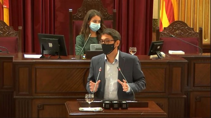 El conseller de Modelo Económico, Turismo y Trabajo, Iago Negueruela, durante la interpelación.