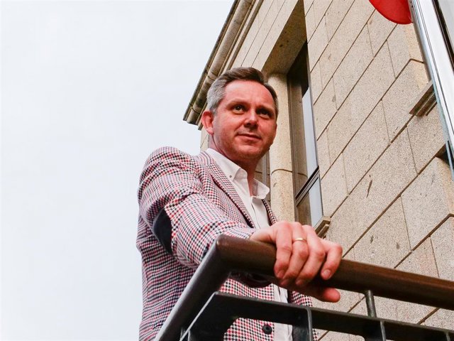 El alcalde de Ames, José Miñones, tras el pleno extraordinario y urgente en el que ha renunciado al cargo, en el Ayuntamiento de Ames, A Coruña, Galicia (España), a 29 de marzo de 2021. Miñones ha presentado este lunes su renuncia como regidor de Ames. Se