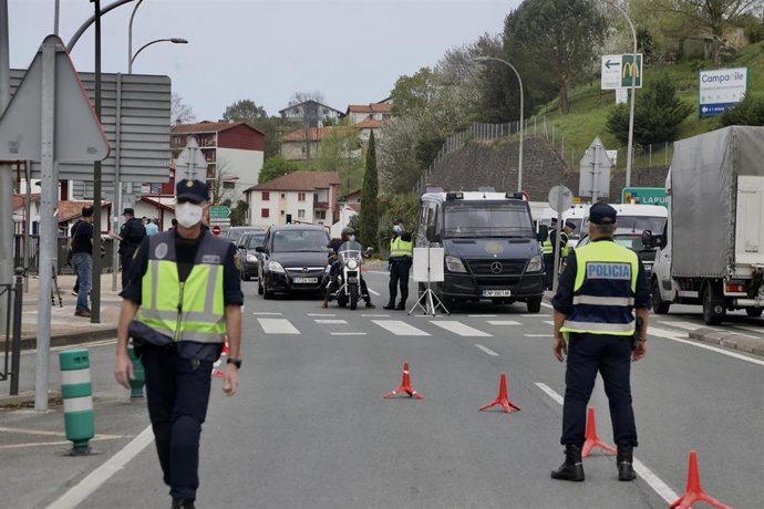 Controles de la Policía Nacional en la frontera guipuzcoana con Francia por controles para solicittar PCR negativas