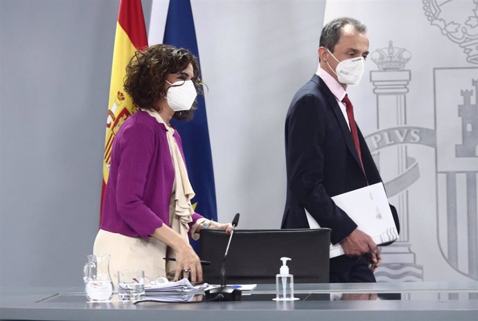 La ministra de Hacienda y portavoz del Gobierno, María Jesús Montero (i), y el ministro de Ciencia e Innovación, Pedro Duque (d), se dirigen a ofrecer una rueda de prensa tras el Consejo de Ministros, en La Moncloa, en Madrid (España), a 30 de marzo de 