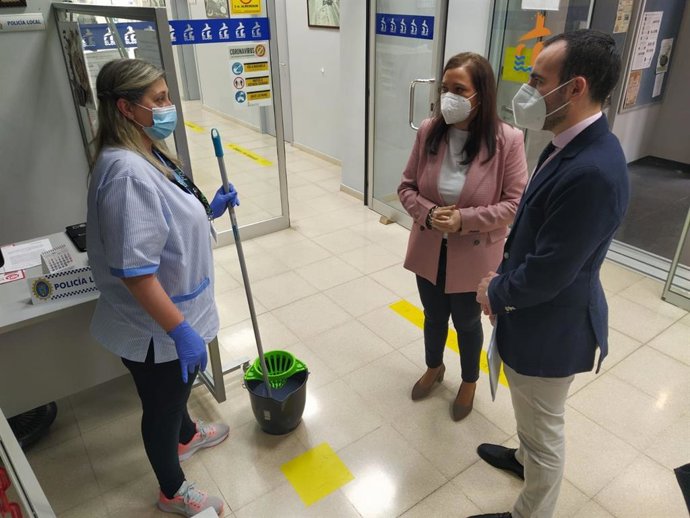 El delegado de Empleo, Formación, Trabajo Autónomo, Transformación Económica, Industria, Conocimiento y Universidades de la Junta de Andalucía en Córdoba, Ángel Herrador, en su visita a Puente Genil.