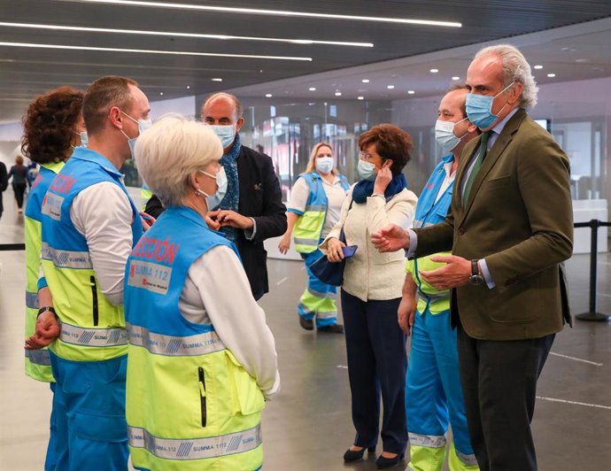 El consejero de Sanidad de la Comunidad de Madrid, Enrique Ruiz Escudero visita el punto de vacunación instalado en el Estadio Wanda Metropolitano, donde comienza la vacunación a población de entre 60 y 65 años.