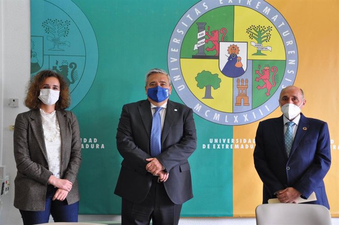 La consejera de Transición Ecológica, Olga García; el rector de la UEx, Antonio Hidalgo, y el presidente del Grupo Industrial Cristian Lay, Ricardo Leal