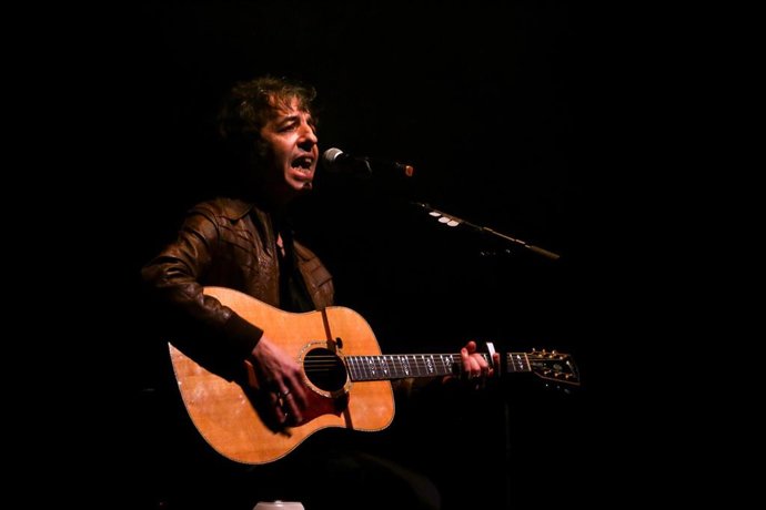 Archivo - Uno de los componentes del grupo de rock, Sidonie durante un concierto en el Teatro Circo Price, en Madrid (España), a 28 de enero de 2021. El concierto de Sidonie se engloba dentro del festival Inverest 2021.