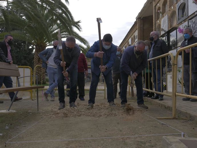 Inicio de la excavación en la explanada del cementerio de Paterna