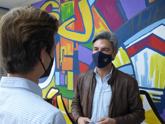 El diputado nacional del PP de Córdoba, Andrés Lorite, con un joven.