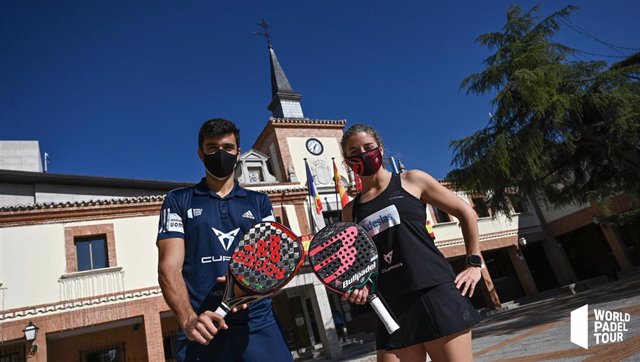 Archivo - Los jugadores de pádel Alejandro Galán y Alejandra Salazar, protagonistas de la presentación del Cupra Las Rozas Open 2020 del World Padel Tour