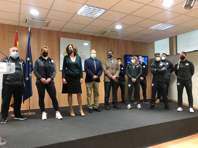 Irene Lozano despide al equipo español de halterofilia que competirá en el Europeo de Moscú