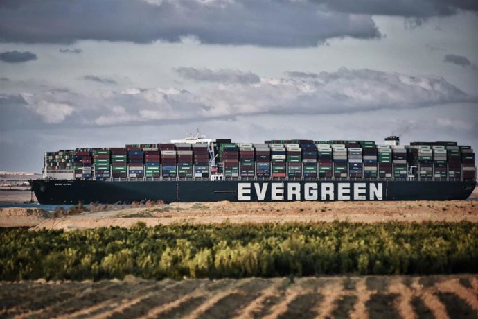 29 March 2021, Egypt, Fayed: The "Ever Given" container ship operated by the Evergreen Marine Corporation, sails through the Suez Canal,