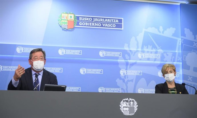 Archivo - Tapia junto al portavoz del Gobierno Vasco, Bingen Zupiria