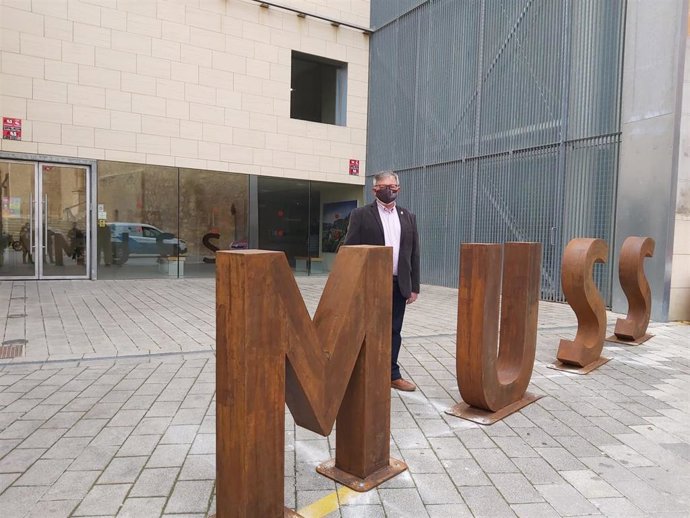 El alcalde de Hellín, Ramón García, en la puerta del MUSS.