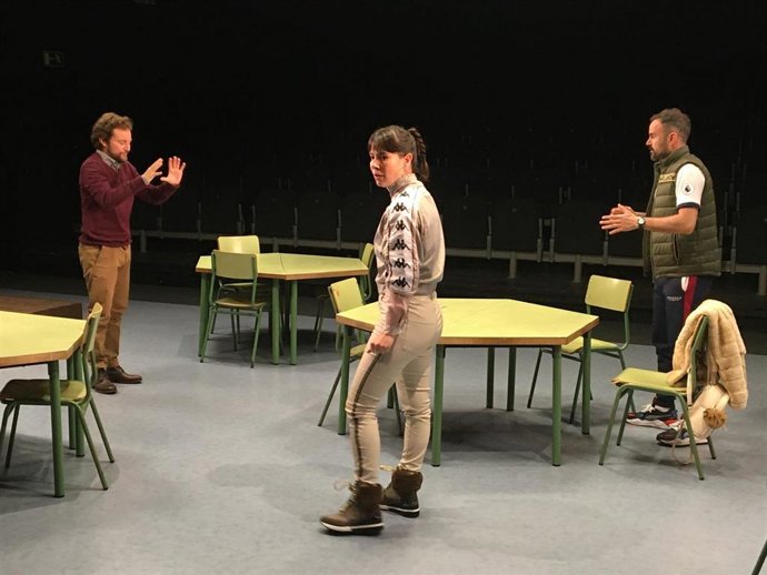 Los actores Pol López, Carlota Olcina y Pau Roca en la obra Classe, dirigida por Pau Carrió