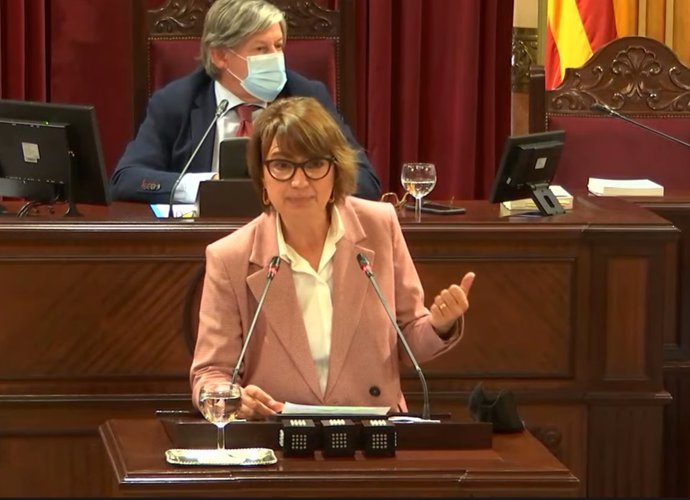 La diputada del PP Margalida Durán, en el pleno del Parlament.