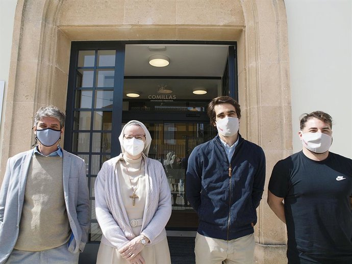 La directora del Centro de Enseñanza Superior Alberta Giménez (Cesag), Julia Violero, junto a los doctores Francesc Vicens, Francisco González e Ignacio Bergillos.