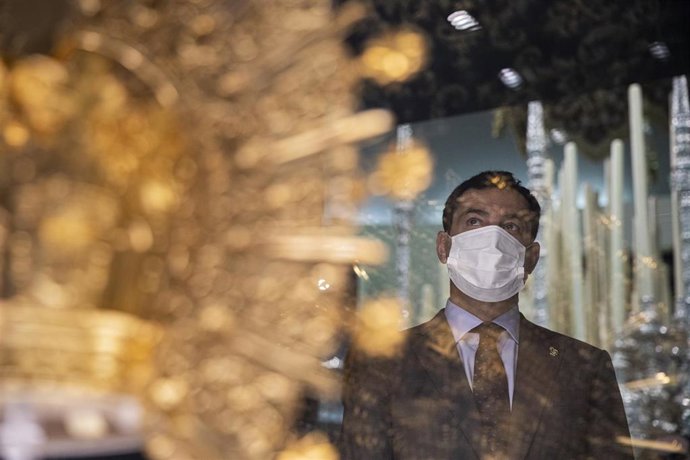 El presidente de la Junta de Andalucía, Juanma Moreno, durante la visita a la Basílica de la Macarena