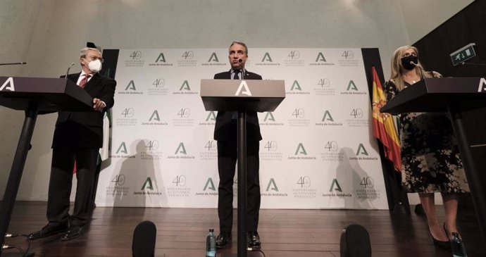 De izquierda a derecha, los consejeros del Gobierno andaluz Rogelio Velasco, Elías Bendodo y Patricia del Pozo, en rueda de prensa este martes.