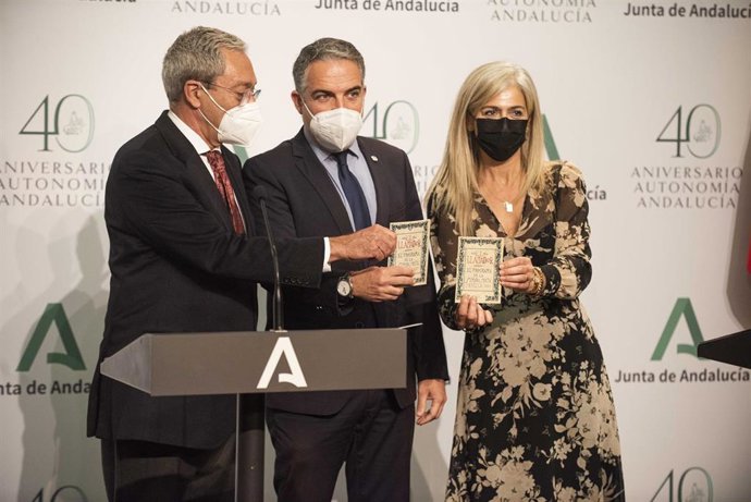 El consejero de la Presidencia, Administración Pública e Interior y portavoz del Gobierno andaluz, Elías Bendodo (c), y los consejeros de Transformación Económica, Industria, Conocimiento y Universidades, Rogelio Velasco, y de Cultura y Patrimonio Histó