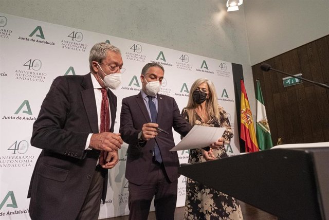 Los consejeros de Transformación Económica, Rogelio Velasco; de la Presidencia, Elías Bendodo; y de Cultura, Patricia del Pozo, este martes en la rueda de prensa del Consejo de Gobierno.  