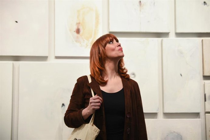 La pintora Paula Bonet, durante la presentación de la exposición LA ANGUILA. Esto es un cuadro, no una opinión, en el Centre Cultural La Nau de la Universitat de Valncia. 