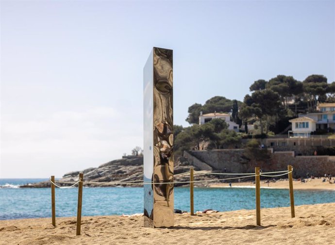 Un monolito de metal de unos dos metros de altura en la arena de la playa de Sa Conca de Castell-Platja dAro (Girona), el 30 de marzo de 2021.