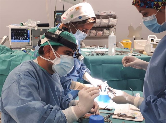 El doctor Aguilar preparando en quirófano una reconstrucción de nariz por deformidad nasal