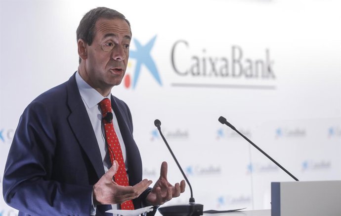 El consejero delegado de la entidad, Gonzalo Gortázar, interviene durante una rueda de prensa en la Sede social de CaixaBank, en la Sede social de CaixaBank, Valencia, Comunidad Valenciana, (España), a 26 de marzo de 2021. El proceso de fusión de CaixaB