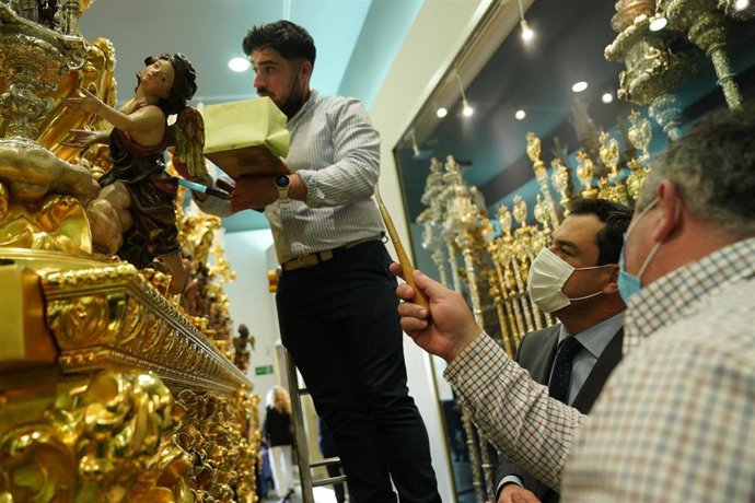 El presidente de la Junta, Juanma Moreno, visita la Basílica de la Macarena (Sevilla),