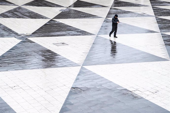 Archivo - Un agente de Policía camina en una plaza desierta en Estocolmo, la capital de Suecia. 